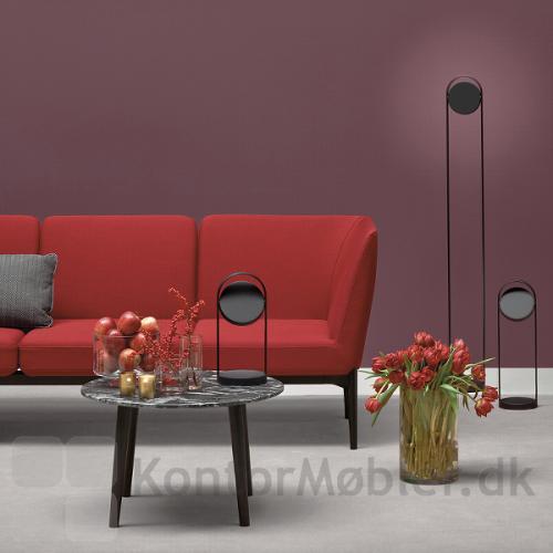 Social modulsofa i rød med sorte ben. her kombineret med den populære Giravolta lampe 