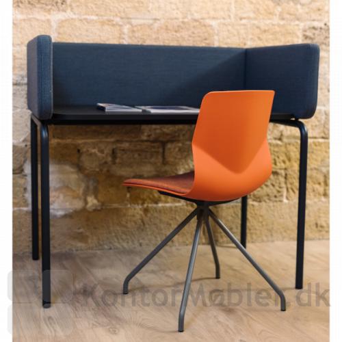 FourSure 11 indersidepolstret mødestol med armlæn. Her vist uden armlæn.