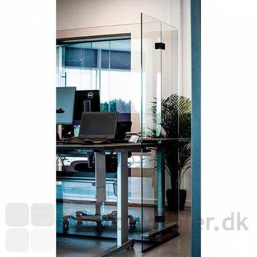 Glasafskærmning til skriveborde som er næsten usynlig på det åbne kontor