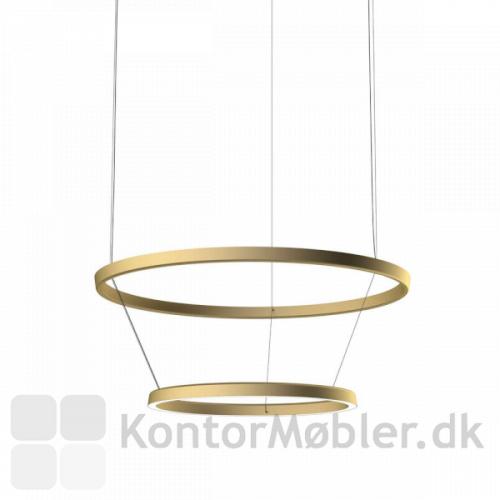 Den elegante lampe kan sættes sammen med to eller tre ringe. Her er den i messing med to ringe.