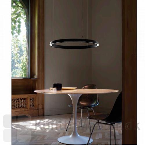 Compendium Circle sort loftlampe er flot henover et rundt mødebord eller spisebord