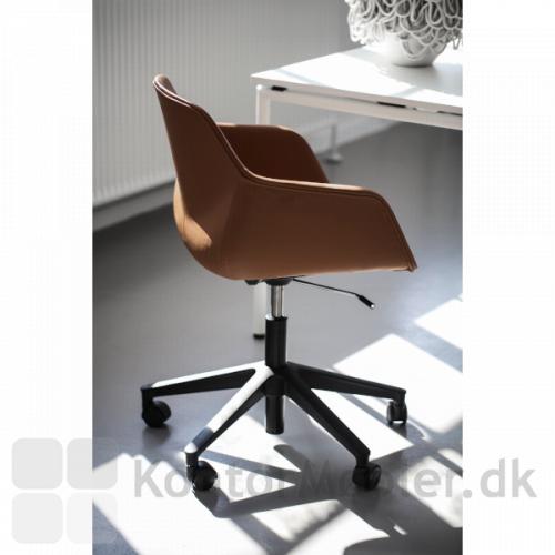FourMe 66 mødestol på hjul med fuldpolstring i brun læder