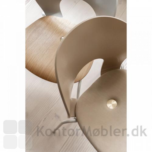 Magnus Olesen Ø Chair - varianten NATURE: beige stel, mokkafarvet ryg og læderpolstret sæde med messing skrue (model 2030 L4) 