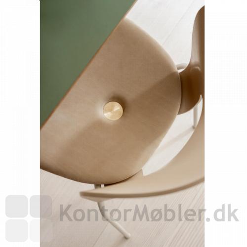 Magnus Olesen Ø Chair - her i varianten NATURE med sædepolstring i beige læder (model 2030 L4)