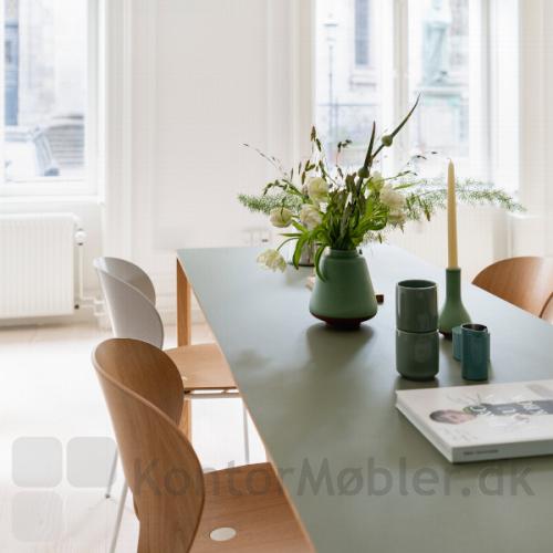 Magnus Olesen Ø Chair er super smuk som spisebordsstol i hjemmet, evt. sat sammen i flere versioner (model 2030 L1 og L3)