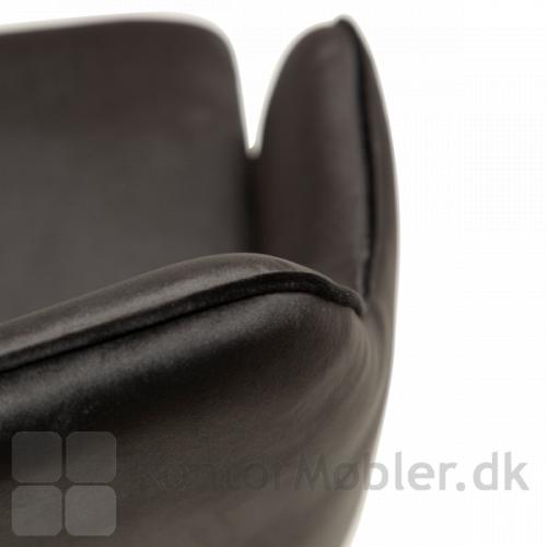 Urban armstol med sort velour polstring er dansk produceret af Dan-Form