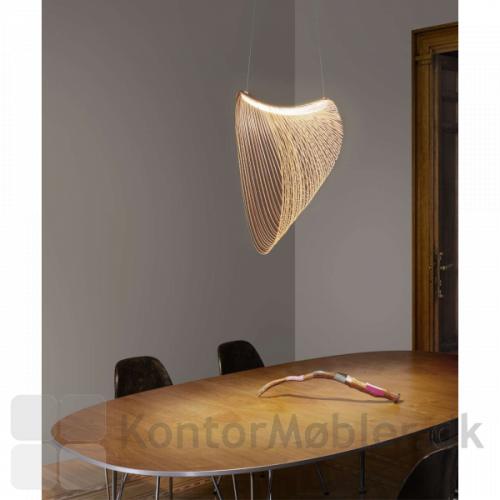 Luceplan Illan lampe nærmest flyder i luften når den hænger ned over spisebordet eller mødebordet