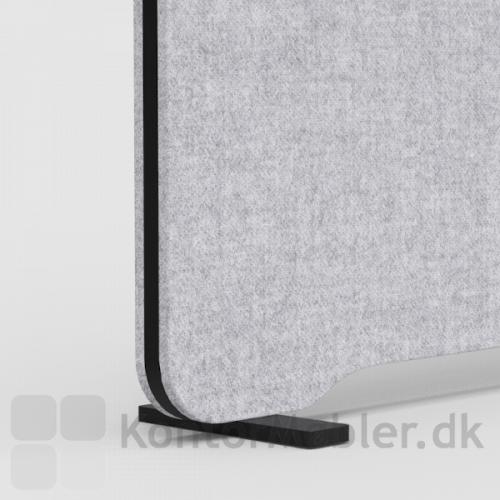Edge flytbar bordskærm med sorte REST fødder. Bemærk: Her vist i grå stof, vi sælger den kun i sort.