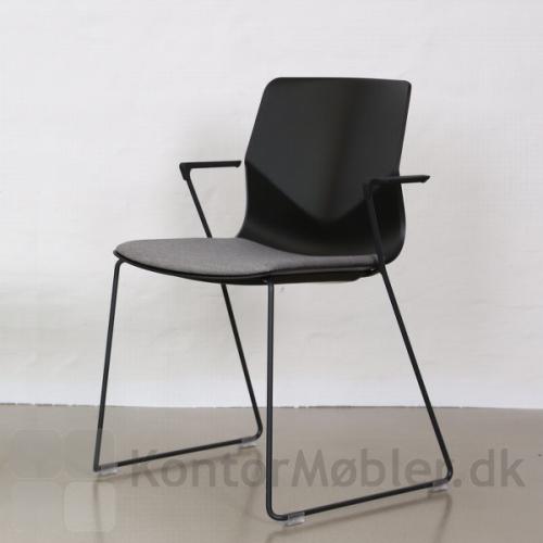 FourSure mødestol på sorte meder og med sort armlæn