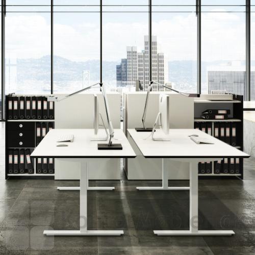 Fumac hæve sænke borde med kvadratiske ben og hvid bordplade, kombineret med udtræksskabe