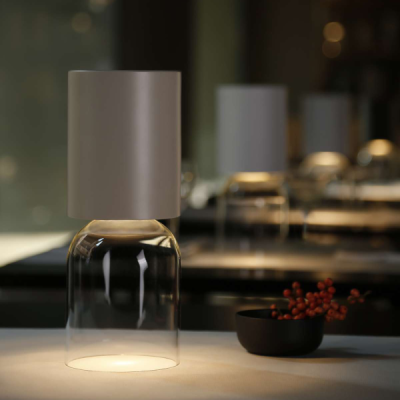 Nui mini bordlampe med sandfarvet skærm skaber en super hyggelig belysning på bordet