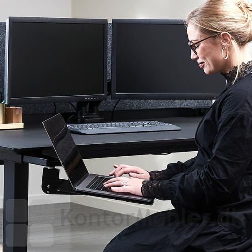 Et lille ekstra bord til laptoppen, giver mere plads på skrivebordet.