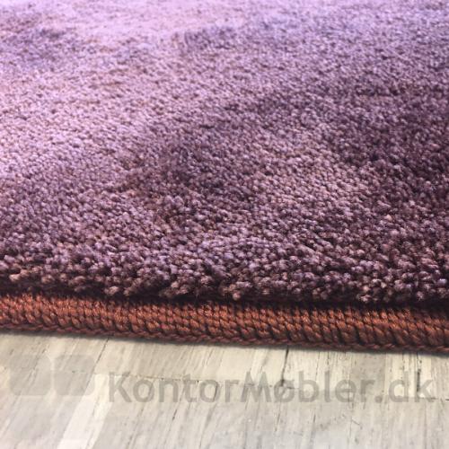 Rundt lounge tæppe - Epoca Moss er kantet med en overlook kant i matchende farve til tæppet