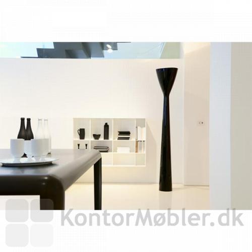 Carrara D38 design gulvlampe i sort