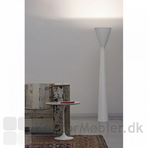 Carrara D38 design gulvlampe i hvid