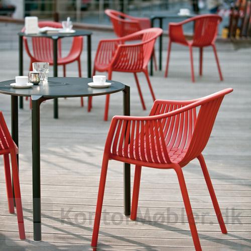 Jump cafébord i sort med Tatami stol fra Pedrali