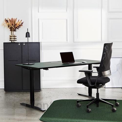 Connex2 kontorstol sammen med et grønt Delta hævesænke bord fra Dencon.