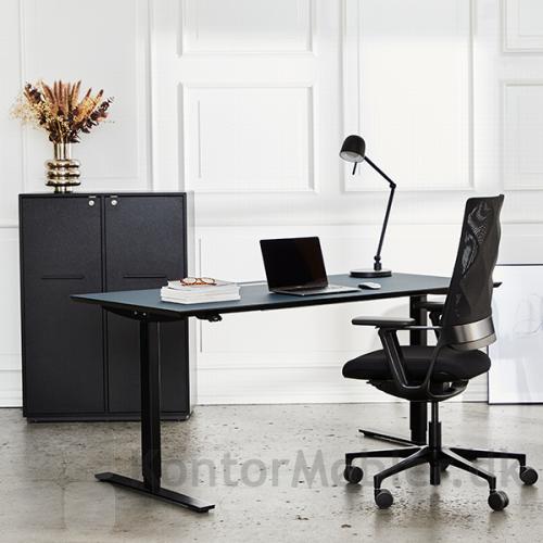 Delta hævesænke bord i blå linoleum og med Connex kontorstol