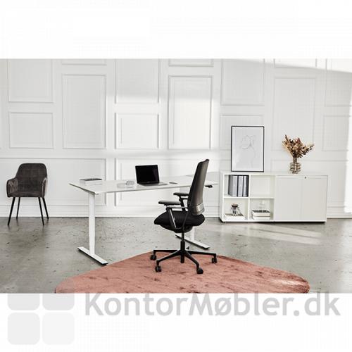 Delta hævesænkebord i hvid laminat, Connex kontorstol, Embrace stol og hvid Delta reol i baggrunden. Tæppet er Epoca moss.