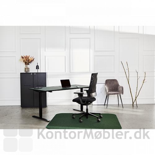 Delta hæve-sænke bord i grøn linoleum. Connex kontorstol, Delta skab, Epoca structure tæppe samt Embrace stol.