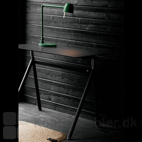 StandUp Desk til hjemmearbejdspladsen med sort bordplade i træ og sort stel.