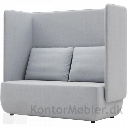 Opera højrygget sofa til kontor med grå polstring og skøn afskærmning.