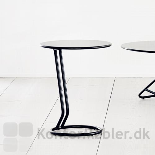 Boggie bordets ben har et livligt design, som giver indretningen energi
