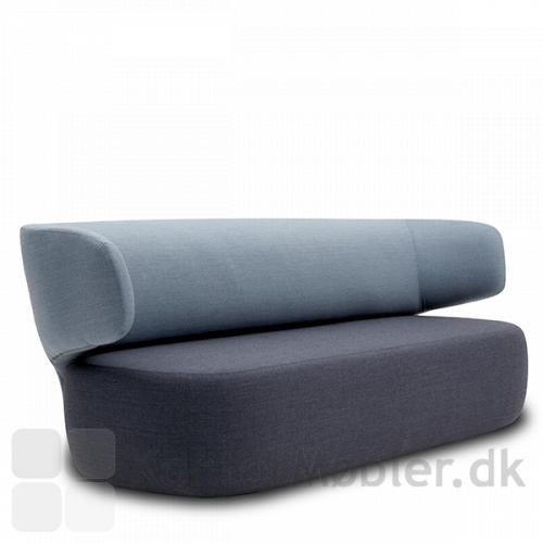 Basel sofa kan bestilles med polstring i to farver