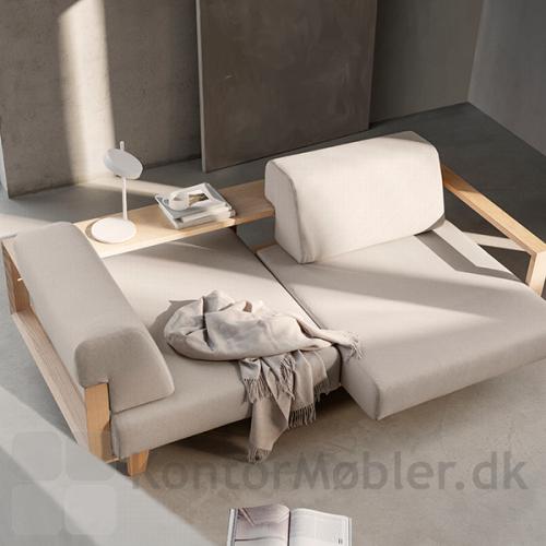 Softline Wood sofa har dybe hynder, så den kan anvendes til at sove på