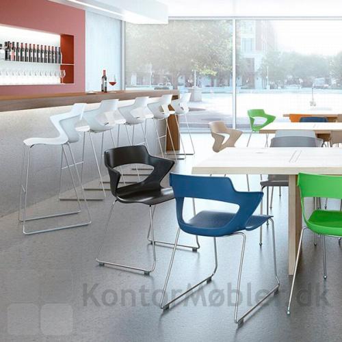 Aoki barstol i hvid sammen med Aoki mødestol i flere farver.