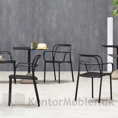 Intrigo Caféstol i sort, designet med smukke linjer