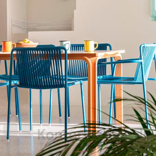 Tribeca udendørsstol kan også bruges indendørs som køkkenstol - her vist i den flotte blå nuance