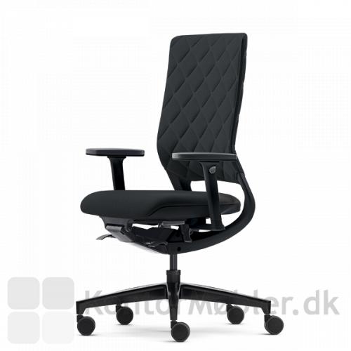 Mera Diamond kontorstol med sort stel og sorte 3D armlæn