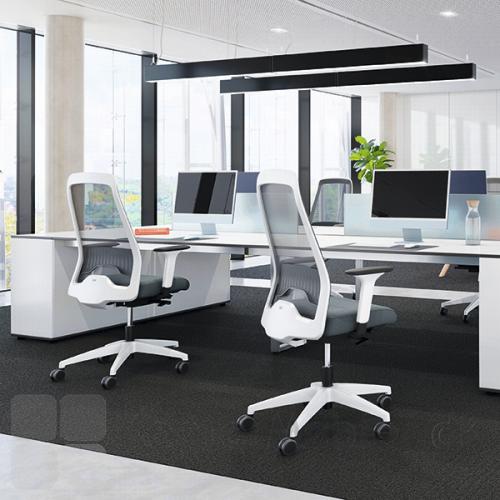 Every Design hvid kontorstol med netryg, matcher flot til det hvide arbejdsbord