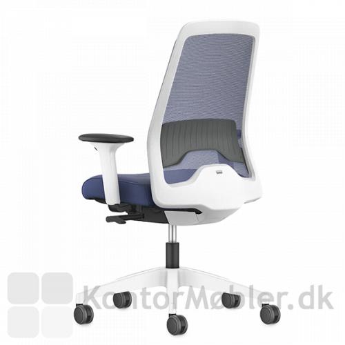 Every Design hvid kontorstol med netryg, ønskes armlæn, kontakt os for yderligere information og priser