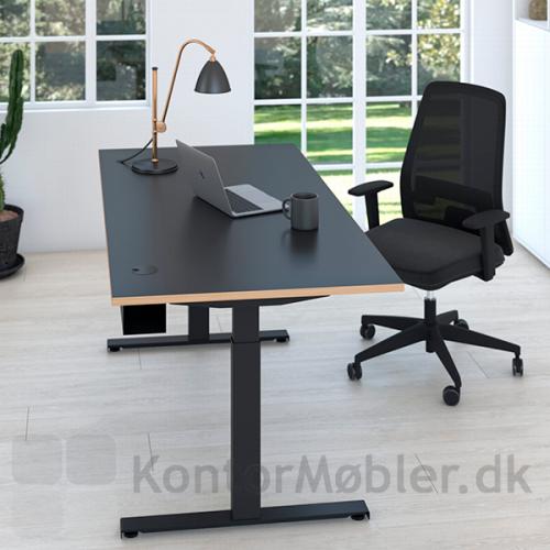 Linak Hæve-/sænkebord med bordplade i Decor eller laminat, kan bestilles med ret kant i krydsfiner