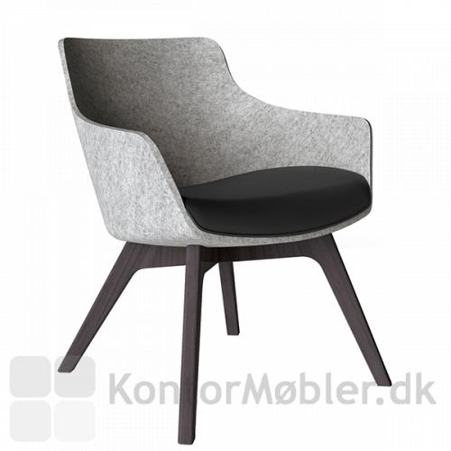 Wooom mødestol med lyse grå skal og sort sædepolstring - sortbejdset træben