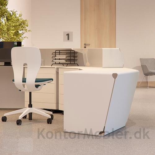LIM hvid kontorstol passer flot til et hvidt bord