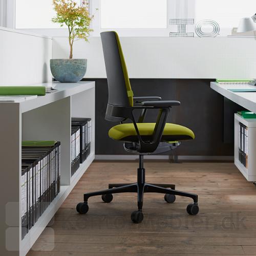 Connex2 kontorstol med sort ryg, armlæn og fodkryds