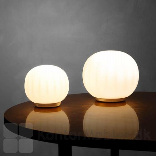 Lita bordlampe giver et flot lys med de fine riller som er formet i opalglas skærmen