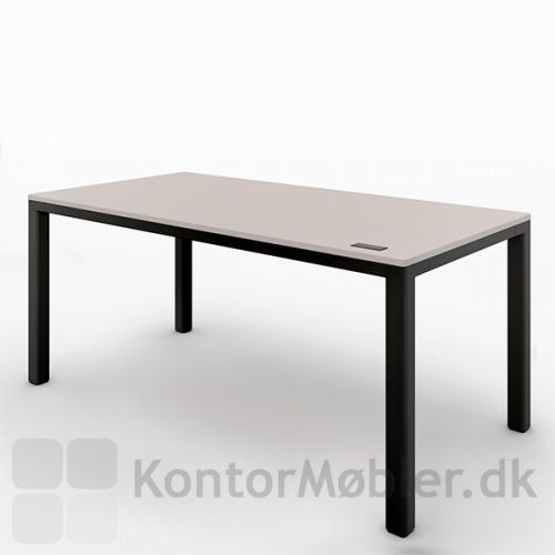 Class hæve sænkebord er enkelt og elegant med 4 sorte ben