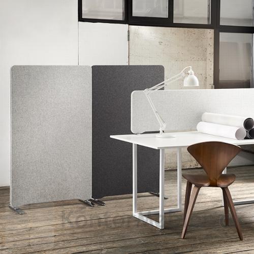 Edge gulvskærm kan kombineres med bordskærm for at opnå en bedre akustik i rummet