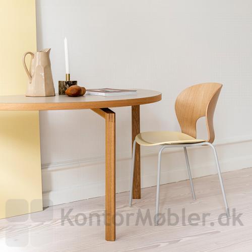 Magnus Olesen Ø Chair med grå stel, polstret sæde i lys gul og ryglæn i lakeret eg, giver et let og lyst look