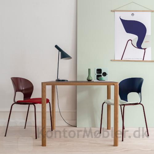 Magnus Olesen Ø Chair kan vælges i 9 varianter, feks. Bordeaux Pang og Cool Mint