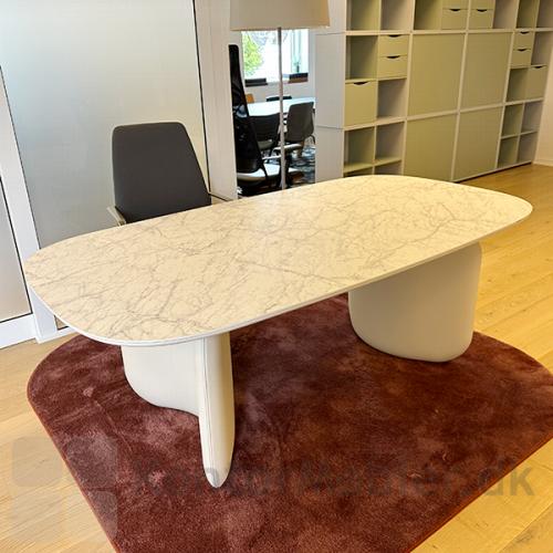 Eksklusivt marmor mødebord kan også bruges som chef bord