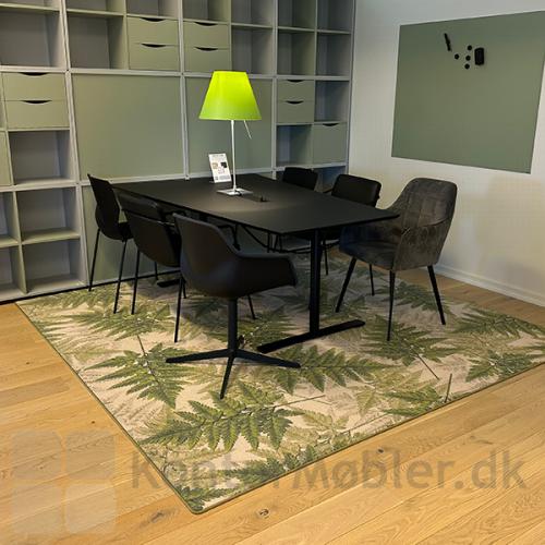 Create gulvtæppe - bregne mønster står flot til den grønne og sorte indretning