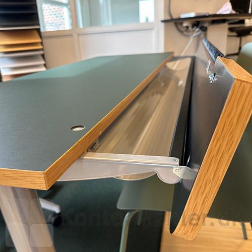 Design V7 bord med grøn/eg bordplade har kabelbakke med nem adgang
