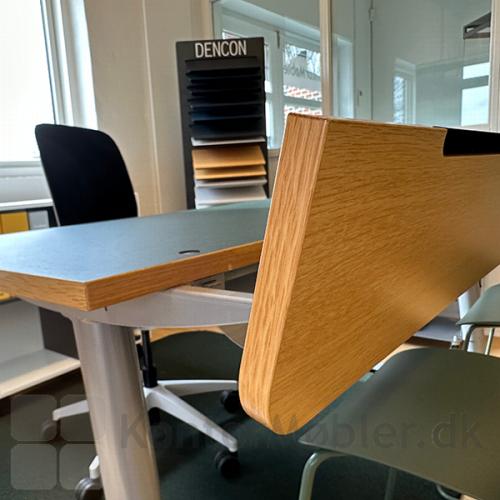 Design V7 bord med grøn/eg bordplade, med åben kabelklap