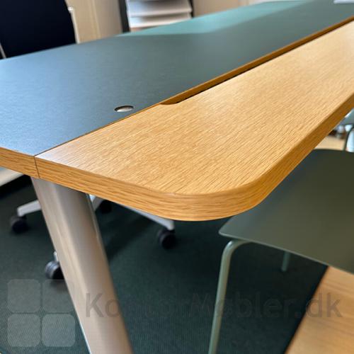 Design V7 bord med grøn/eg bordplade med eg kabelklap