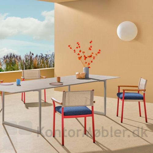 Toa mødebord fra Pedrali med granitbordplade egnet til udendørs brug